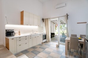 Fridge, oven, stovetop, coffee/tea maker