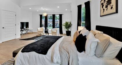 5 Star Large House • Hot Tub • Fire Pit • Near Airport, Stadium & Downtown