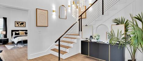 5 dormitorios, caja fuerte, tabla de planchar con plancha