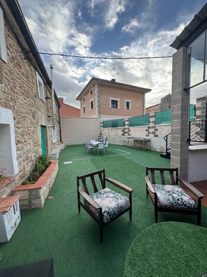 Outdoor dining - Casa La Molina – Spacious Countryside Home with Mountain Views near Burgos (Burgos)