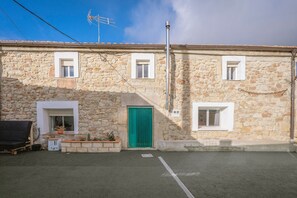 Exterior - Casa La Molina – Spacious Countryside Home with Mountain Views near Burgos (Burgos)