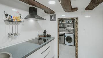 Een koelkast, een microgolfoven, een oven, een kookplaat