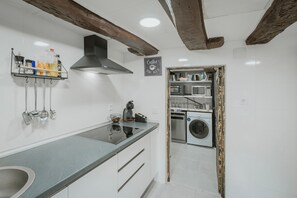 Fridge, microwave, oven, stovetop - Casa La Molina – Spacious Countryside Home with Mountain Views near Burgos (Burgos)