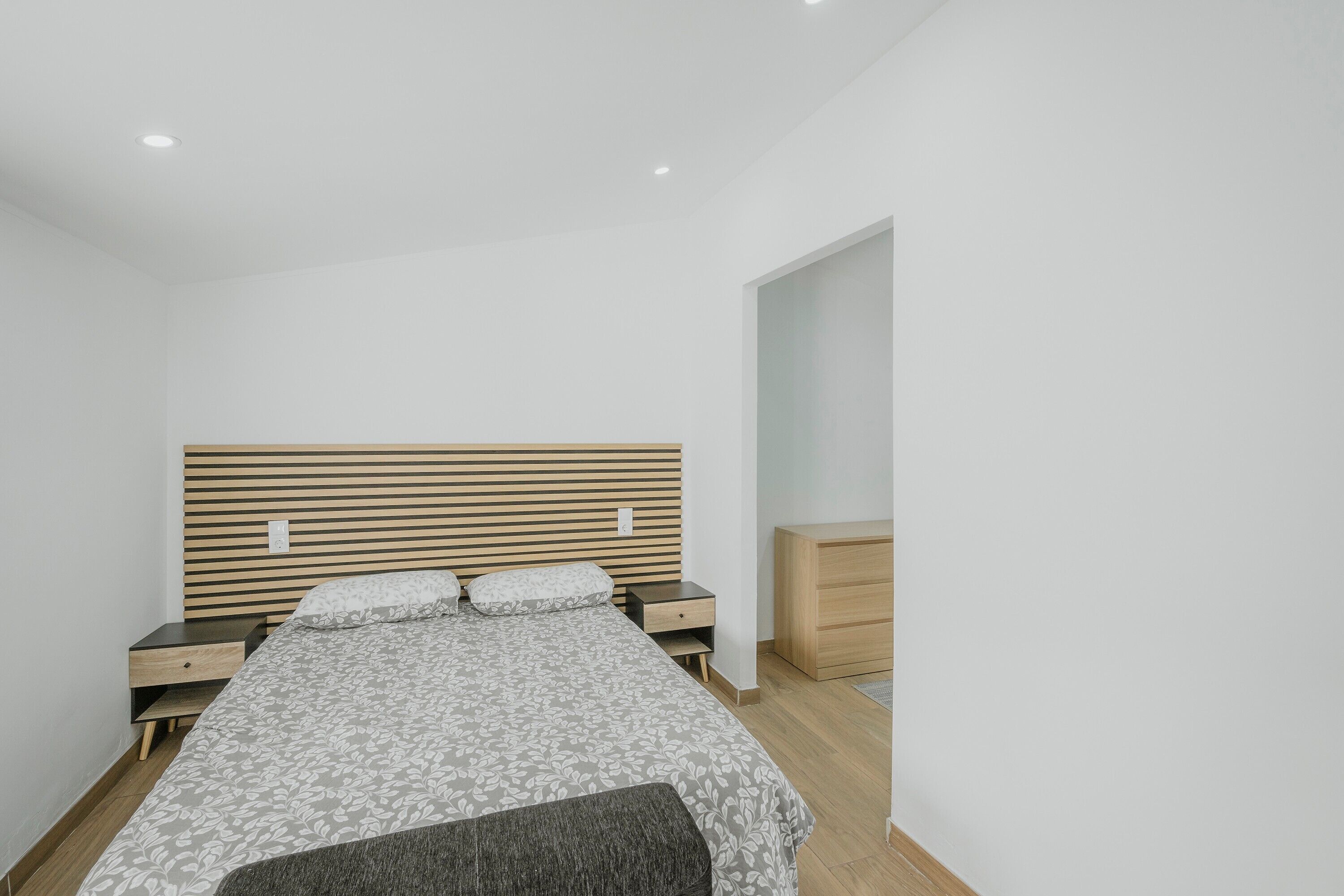 3 slaapkamers, een strijkplank/strijkijzer, gratis wifi, beddengoed