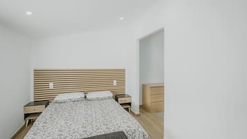 3 slaapkamers, een strijkplank/strijkijzer, gratis wifi, beddengoed