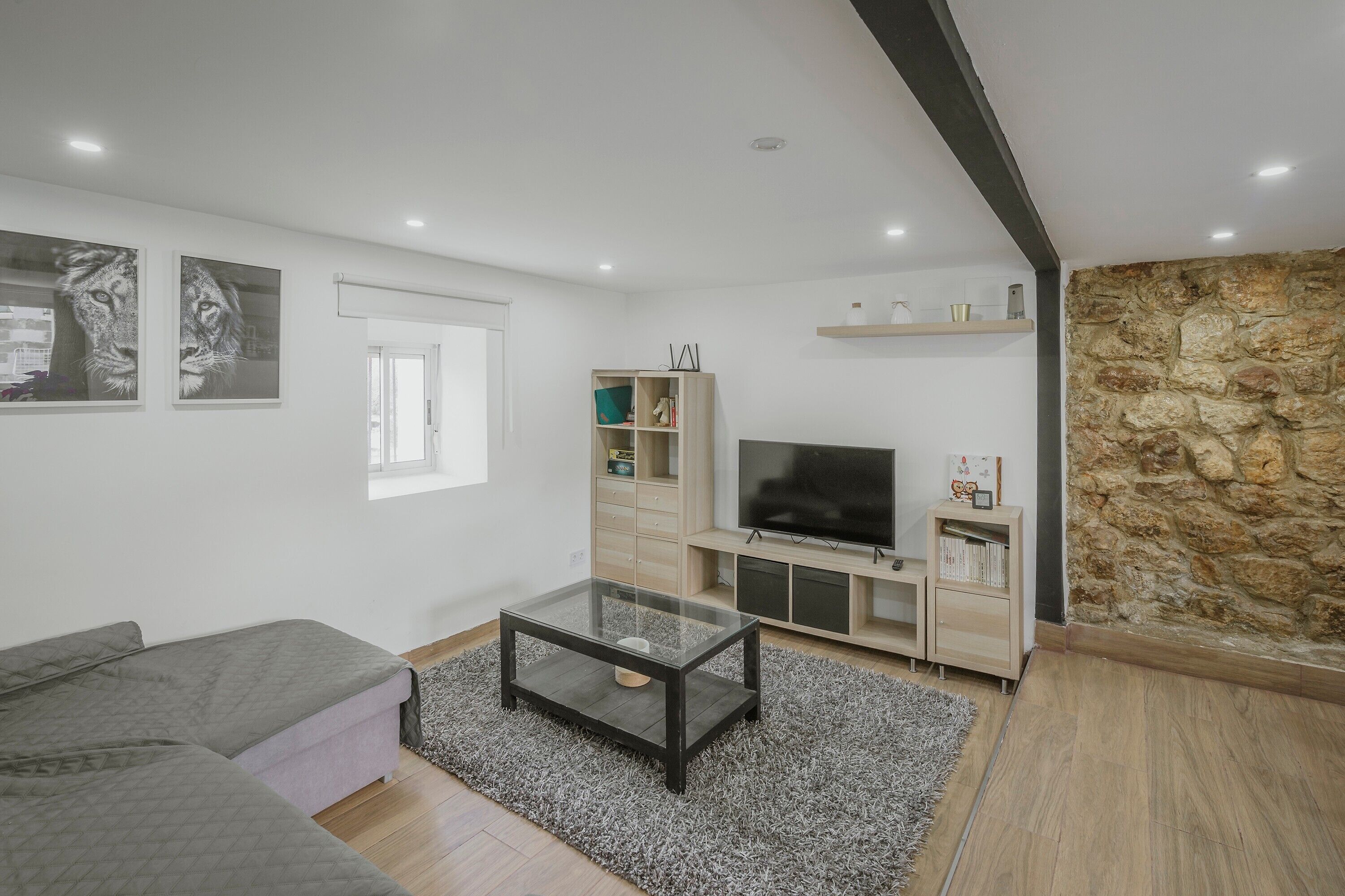 Een televisie en een open haard