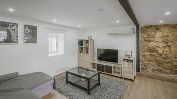 Een televisie en een open haard