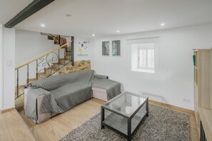 TV, fireplace - Holiday Home 'Casa La Molina' with Mountain View, Private Terrace and Private Garden (Burgos)