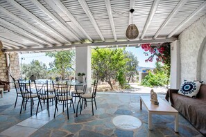 Outdoor dining - Apartment 'Maggano Paros 2' with Private Terrace, Wi-Fi and Air Conditioning (Angairiá)