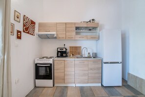 Fridge, oven, stovetop, coffee/tea maker