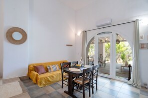 Dining - Apartment 'Maggano Paros 2' with Private Terrace, Wi-Fi and Air Conditioning (Angairiá)