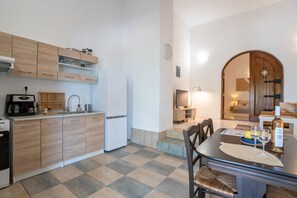 Fridge, oven, stovetop, coffee/tea maker - Apartment 'Maggano Paros 2' with Private Terrace, Wi-Fi and Air Conditioning (Angairiá)