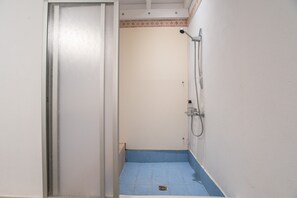 Shower, hair dryer, towels - Apartment 'Maggano Paros 2' with Private Terrace, Wi-Fi and Air Conditioning (Angairiá)