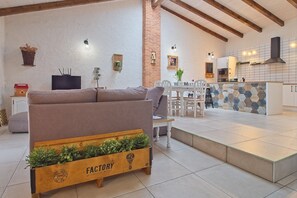 Interior - Guest House 'Casa Huidobro Valle' with Private Terrace, Private Garden and Wi-Fi (Sardón de los frailes)