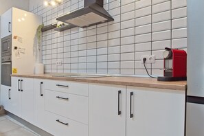 Fridge, microwave, oven, stovetop - Guest House 'Casa Huidobro Valle' with Private Terrace, Private Garden and Wi-Fi (Sardón de los frailes)