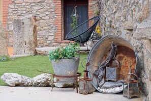 Property grounds - Guest House 'Casa Huidobro Valle' with Private Terrace, Private Garden and Wi-Fi (Sardón de los frailes)