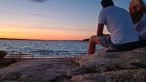 Two people sitting on a rock by the sea during sunset. - Country House Near Arribes del Duero - Sardón de los Frailes, Salamanca (Sardón de los frailes)