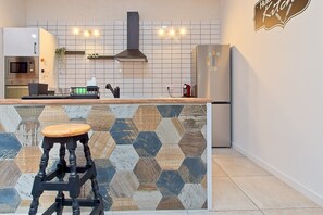 Fridge, microwave, oven, stovetop