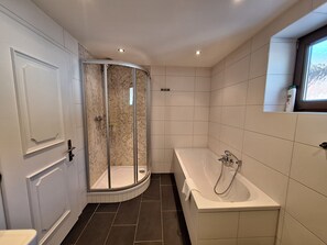 Shower, hair dryer, towels - Chalet Hochsonnberg in Piesendorf (Piesendorf)