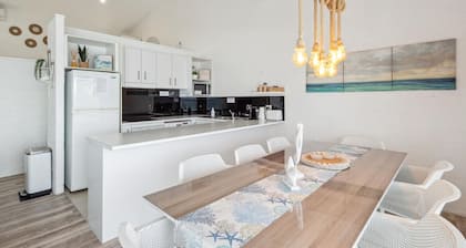 Absolute beachfront villa, Ledge Point