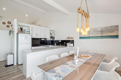 Absolute beachfront villa, Ledge Point