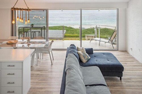 Absolute beachfront villa, Ledge Point