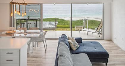 Absolute beachfront villa, Ledge Point