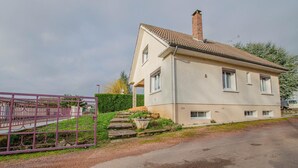 A two-story house with a tiled roof and a brick chimney. - Chez Alice - VILLENAUXE LA GRANDE (VILLENAUXE LA GRANDE)