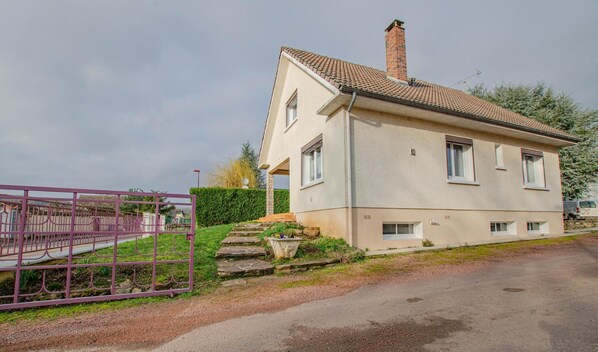 A two-story house with a tiled roof and a brick chimney. - Chez Alice - VILLENAUXE LA GRANDE (VILLENAUXE LA GRANDE)