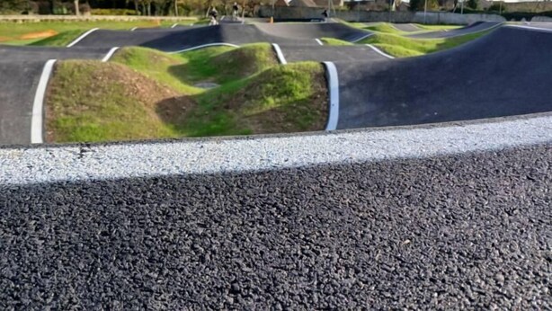 A racetrack with multiple lanes and grassy areas. - Chez Alice - VILLENAUXE LA GRANDE (VILLENAUXE LA GRANDE)