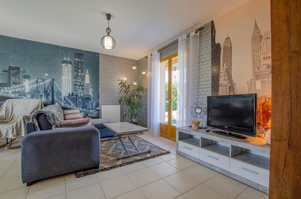 Una televisión, una chimenea