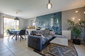 Una televisión, una chimenea