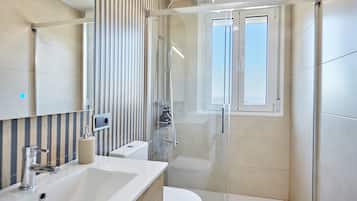 Een douche, een haardroger, handdoeken