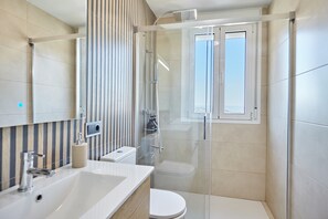 Shower, hair dryer, towels - Country House 'Casa Rural Lunares Y Salinera' with Private Terrace, Wi-Fi and Air Conditioning (Albanchez de Magina)