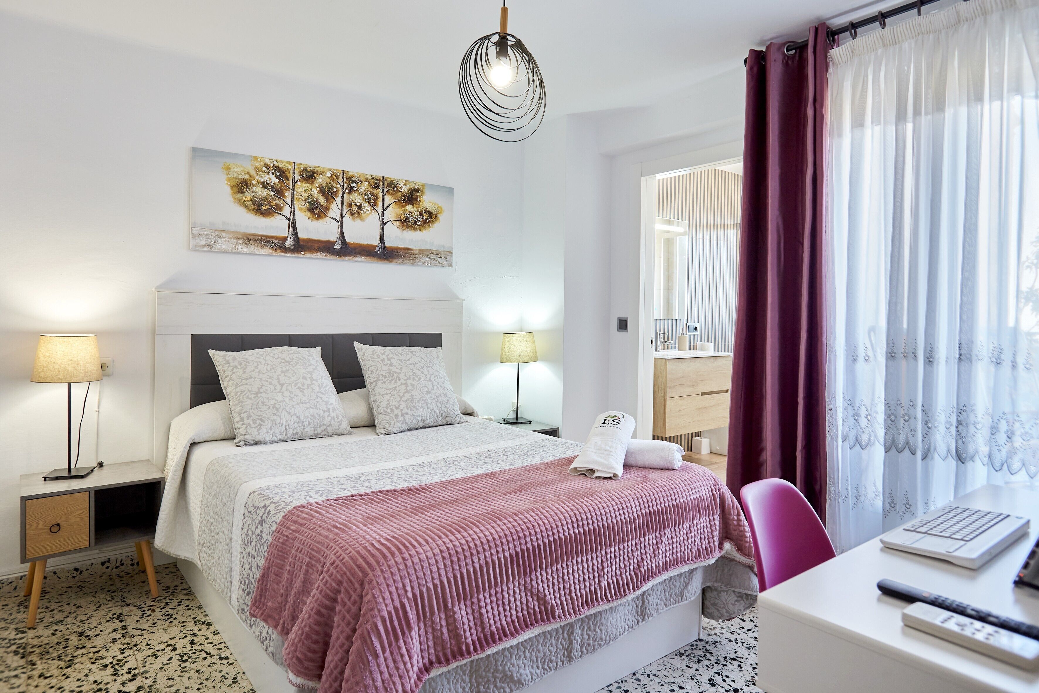 4 slaapkamers, een strijkplank/strijkijzer, gratis wifi, beddengoed