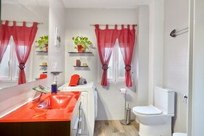 Douche, sèche-cheveux, serviettes fournies