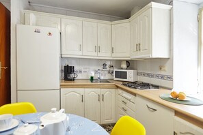 Køleskab, mikrobølgeovn, kogeplade, opvaskemaskine