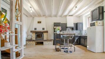 Microonde, forno, lavastoviglie, seggiolone
