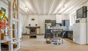 Micro-ondes, lave-vaisselle, chaise haute