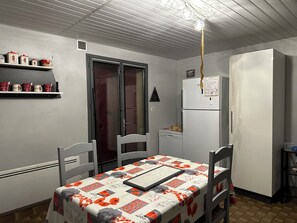Dining - Maison 8 Couchages au Calme au Pieds des Montagnes (Lurbe-Saint-Christau)