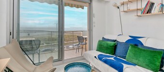 Apartment 'Appartement Front De Mer - Terrasse' with Sea View, Balcony and Wi-Fi