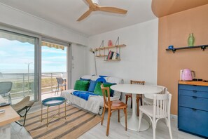 TV - Apartment 'Appartement Front De Mer - Terrasse' with Sea View, Balcony and Wi-Fi (Pornichet)