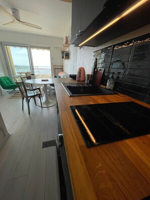 Fridge, microwave, oven, stovetop - Apartment 'Appartement Front De Mer - Terrasse' with Sea View, Balcony and Wi-Fi (Pornichet)