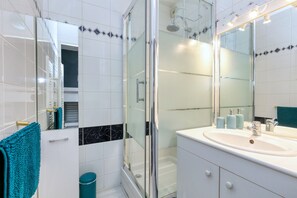 Shower, hair dryer - Apartment 'Appartement Front De Mer - Terrasse' with Sea View, Balcony and Wi-Fi (Pornichet)