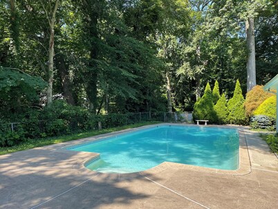 Lakefront 6-bedroom Entertainer's Dream with Pool in Allenhurst near Asbury Park