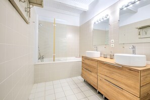 Douche, sèche-cheveux, serviettes fournies