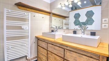 シャワー、ヘアドライヤー、タオル