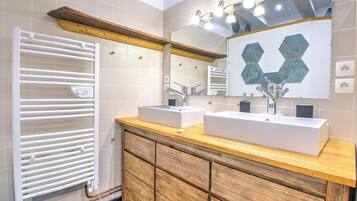 Een douche, een haardroger, handdoeken