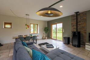 Een televisie en een tafeltennistafel