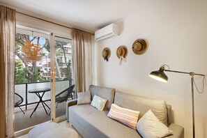 TV - Apartment 'Bonito Apartamento En Gava Mar' with Private Terrace, Wi-Fi and Air Conditioning (Gavà)